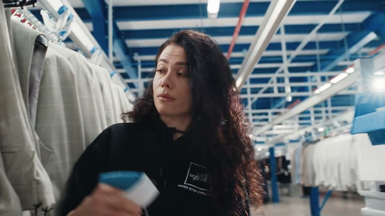 Video zeigt Mitarbeiter der Logistik bei P&C während ihrer Arbeit
